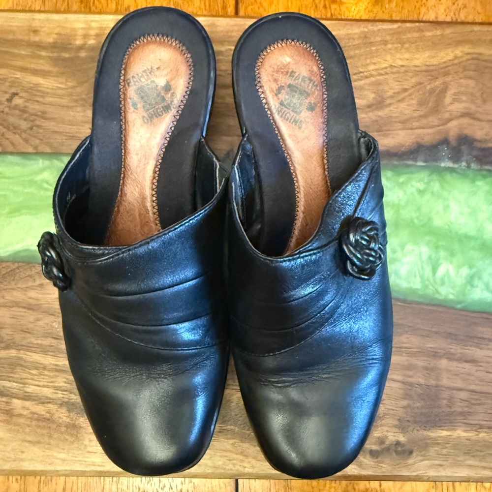 EARTH ORIGINS BLACK LEATHER SLIP ON CLOG SIZE 5.5